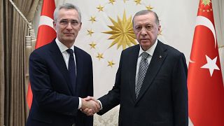 El secretario general de la OTAN Jens Stoltenberg junto al preidente de Turquía Recep Tayip Erdogan en Ankara este jueves. Foto: 