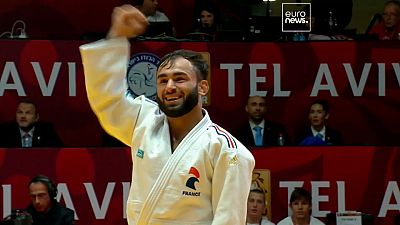 Luka Mkheidze aus Frankreich freut sich über seine Goldmedaille