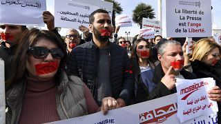 Tunisie : des journalistes manifestent contre "l'intimidation" du pouvoir