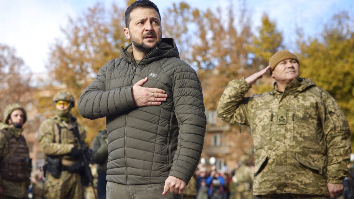 Volodymyr Zelenskyy, durante o hino nacional ucraniano, em visita a Kherson, Ucrânia