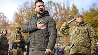 Volodymyr Zelenskyy, durante o hino nacional ucraniano, em visita a Kherson, Ucrânia