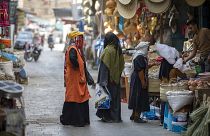 سيدات يمنيان في أحد أسواق مدنية تعز اليمنية. 15/12/2022