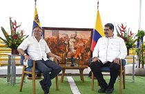 Kolombiya Cumhurbaşkanı Gustavo Petro (solda), mevkidaşı Venezuela Devlet Başkanı Nicolas Maduro ile iki ülke sınırında bir araya geldi
