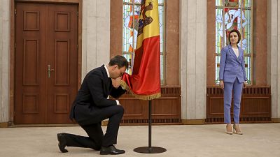 Dorin Recean, novo primeiro-ministro da Moldávia, a beijar a bandeira do país