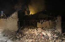 Konya'da yangın çıkan müstakil evin çatısının çökmesi sonucu depremzede oldukları öğrenilen 7 yabancı uyruklu hayatını kaybetti.