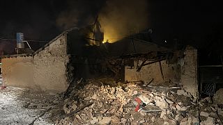 Konya'da yangın çıkan müstakil evin çatısının çökmesi sonucu depremzede oldukları öğrenilen 7 yabancı uyruklu hayatını kaybetti.