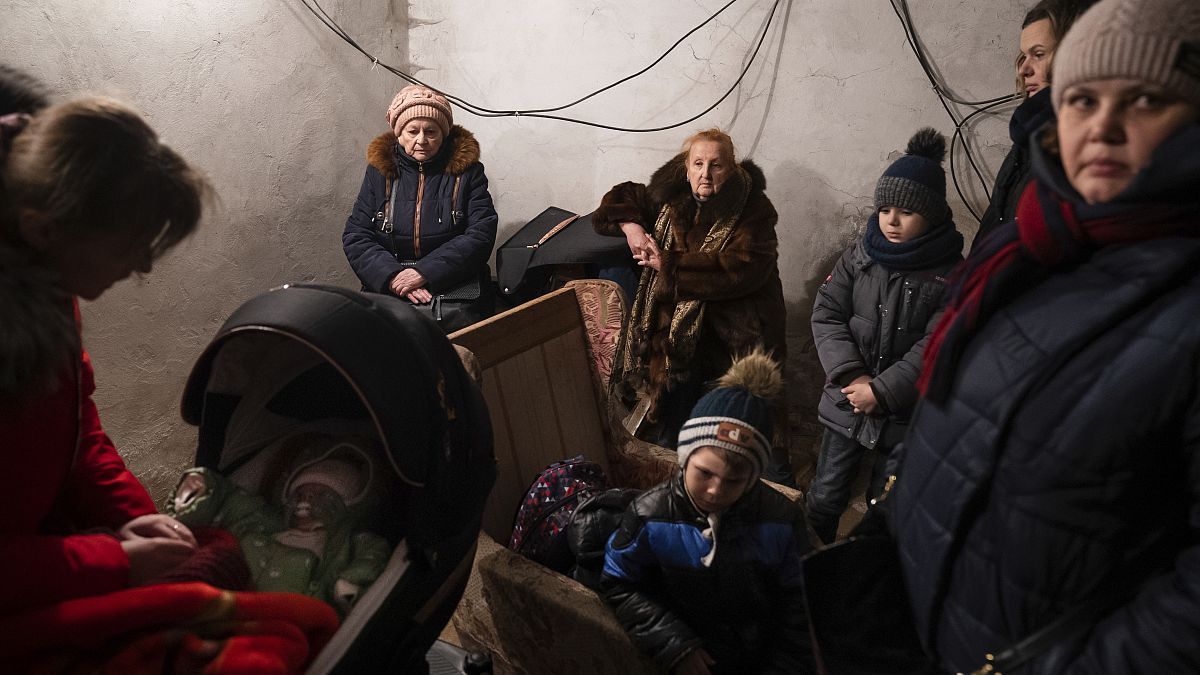 أوكرانيون يختبئون في ملجأ أثناء القصف الروسي على ماريوبول