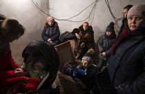 أوكرانيون يختبئون في ملجأ أثناء القصف الروسي على ماريوبول