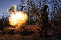 Rakétát lőnek az orosz állások felé ukrán katonák Bahmut közelében