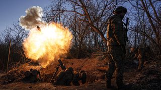 Rakétát lőnek az orosz állások felé ukrán katonák Bahmut közelében