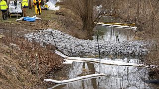 La limpieza continúa en un arroyo de East Palestine, Ohio, jueves, 16 de febrero de 2023