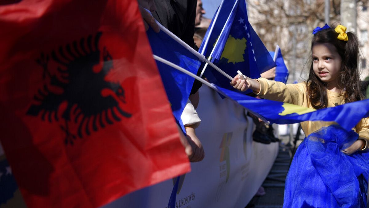 15 Jahre Unabhängigkeit werden im Kosovo gefeiert