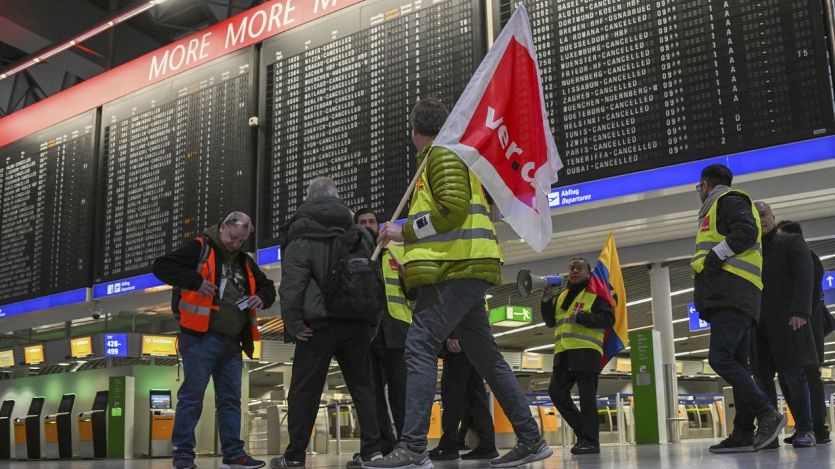 A Ver.di szakszervezet tagjai a frankfurti repülőtéren
