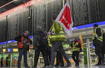 A Ver.di szakszervezet tagjai a frankfurti repülőtéren