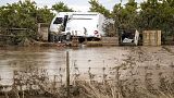 Ein Campingmobil liegt auf der Seite und ist von Hochwasser umgeben in Hawkes Bay, Neuseeland, Freitag, 17. Februar 2023.