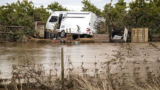 Ein Campingmobil liegt auf der Seite und ist von Hochwasser umgeben in Hawkes Bay, Neuseeland, Freitag, 17. Februar 2023.