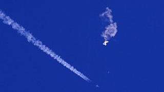 vadászgép által kilőtt léggömb az Atlanti-óceán felett
