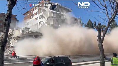 Ein Video zeigt den Moment, in dem ein Gebäude in Hatay in der Türkei zusammenstürzt.