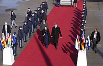 El gobernador de Baviera, Markus Soeder, da la bienvenida a la vicepresidenta estadounidense Kamala Harris a su llegada a la Conferencia de Seguridad de Múnich, el 16/02/2023