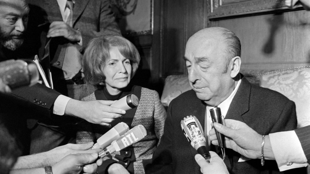 Pablo Neruda nyilatkozik a média munkatársainak - archív felvétel.  