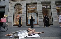 A PETA aktivistájának akciója a Hermès milanói üzlete előtt 2015-ben
