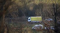 18 illegális bevándorló holtteste fekszik a földön egy elhagyott teherautó mellett a Szófia melletti Lokorsko faluban,