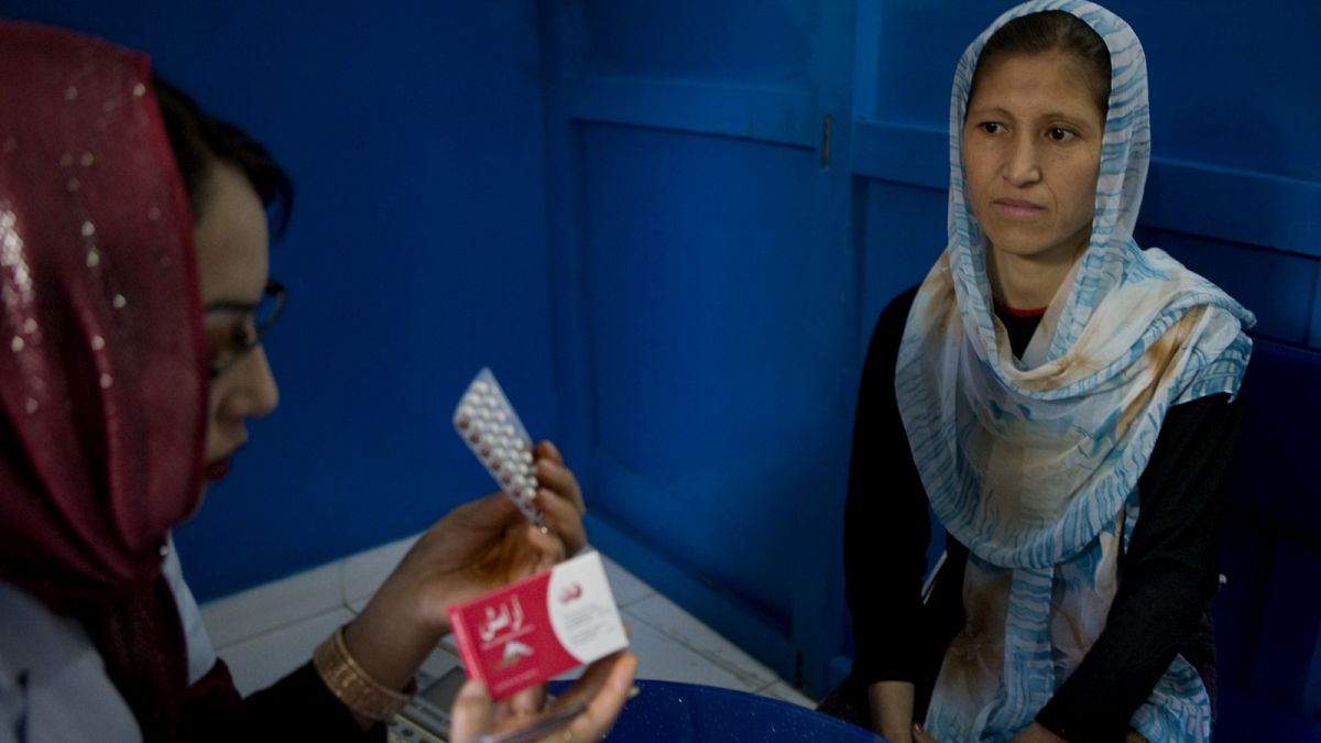Archív fotó: afgán nők a terhességmegelőzésről beszélgetnek egy kabuli klinikán