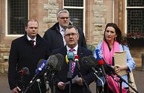 Nordirische Politiker vor dem Culloden Hotel, wo Premierminister Rishi Sunak in Belfast Gespräche über das Nordirland-Protokoll führt.
