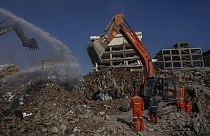 Εκσκαφέας πάνω από τα ερείπια πολυκατοικίας στο Καχράνμαρμαράς της Τουρκίας μετά τον σεισμό