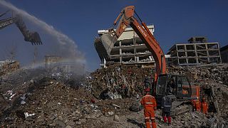 Εκσκαφέας πάνω από τα ερείπια πολυκατοικίας στο Καχράνμαρμαράς της Τουρκίας μετά τον σεισμό