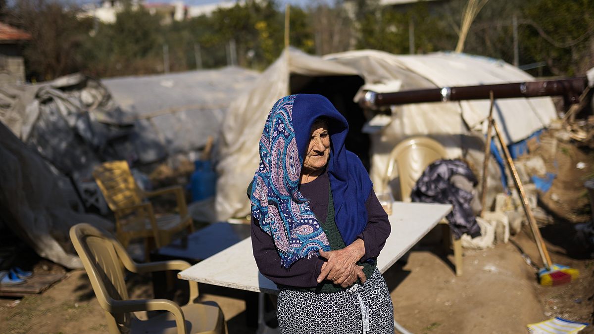 Eine vom Erdbeben betroffene Frau in Samandag im Süden der Türkei