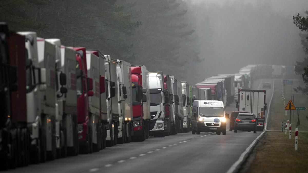  الشاحنات تقف في طابور على طريق سريع للتوجه إلى الحدود البولندية-البيلاروسية بين بياليستوك وبوبرونيكي، بولندا، 14 نوفمبر 2021