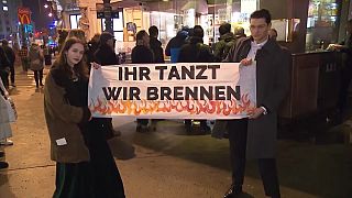Klimaprotest beim Opernball in Wien
