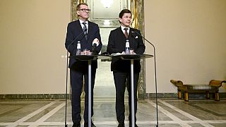  رئيس البرلمان السويدي أندرياس نورلين (إلى اليمين) ورئيس البرلمان الفنلندي ماتي فانهانين خلال مؤتمر صحفي في هلسنكي، فنلندا، 16 يناير 2023.