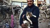 Férfi a macskájával, akit egy összedőlt épületből mentettek ki a dél-törökországi Kahramanmarasban