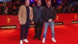 O produtor Billy Smith e os realizadores Aaron Kaufman e Sean Penn posam na passadeira vermelha do Festival de Cinema Berlinale, Alemanha