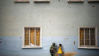 Kunstwerk an der Fassade eines während der russischen Besatzung beschädigten Hauses in Bucha nahe Kiew