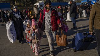 Syrer überqueren den türkischen Grenzübergang Cilvegozu in Reyhanli im Südosten der Türkei