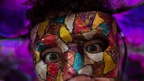 Un Brésilien masqué assiste à une fête de pré-carnaval, à Rio de Janeiro, Brésil, dimanche 12 février 2023.