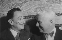 Salvador Daí fotografiado junto a Charlie Chaplin en Roma, Italia 1954