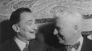 Salvador Dalí im Jahr 1954 mit Charlie Chaplin