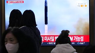 Νοτιοκορεάτες παρακολουθούν την εκτόξευση βαλλιστικού πυραύλου από την Βόρεια Κορέα σε οθόνη σε σιδηροδρομικό σταθμό της Σεούλ