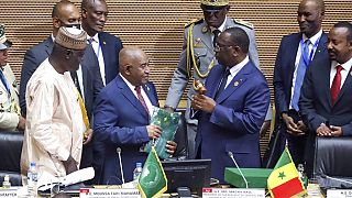 عُين رئيس جزر القمر غزالي عثماني، في الوسط، رئيساً للاتحاد الأفريقي في أديس أبابا، إثيوبيا 18 فبراير 2023.