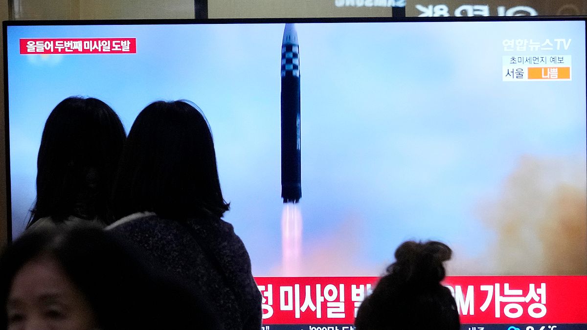 TV-Bildschirm im Bahnhof von Seoul