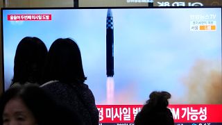 Lanzamiento del misil visto en una pantalla en Seúl, Corea del Sur 18/2/2023