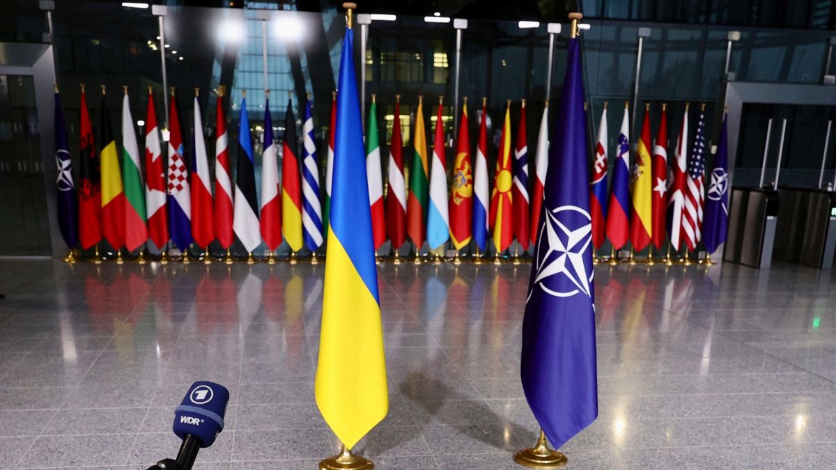 Egy NATO-sajtóértekezlet előtt, 2022-ben