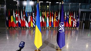 Egy NATO-sajtóértekezlet előtt, 2022-ben