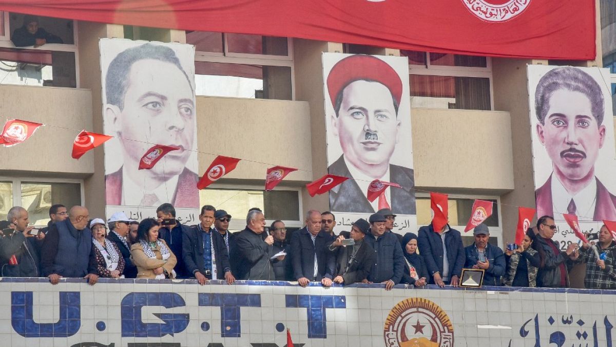  يخاطب مسؤولو الاتحاد العام التونسي للشغل الحشد خلال مظاهرة في صفاقس، تونس، 18 فبراير 2023.