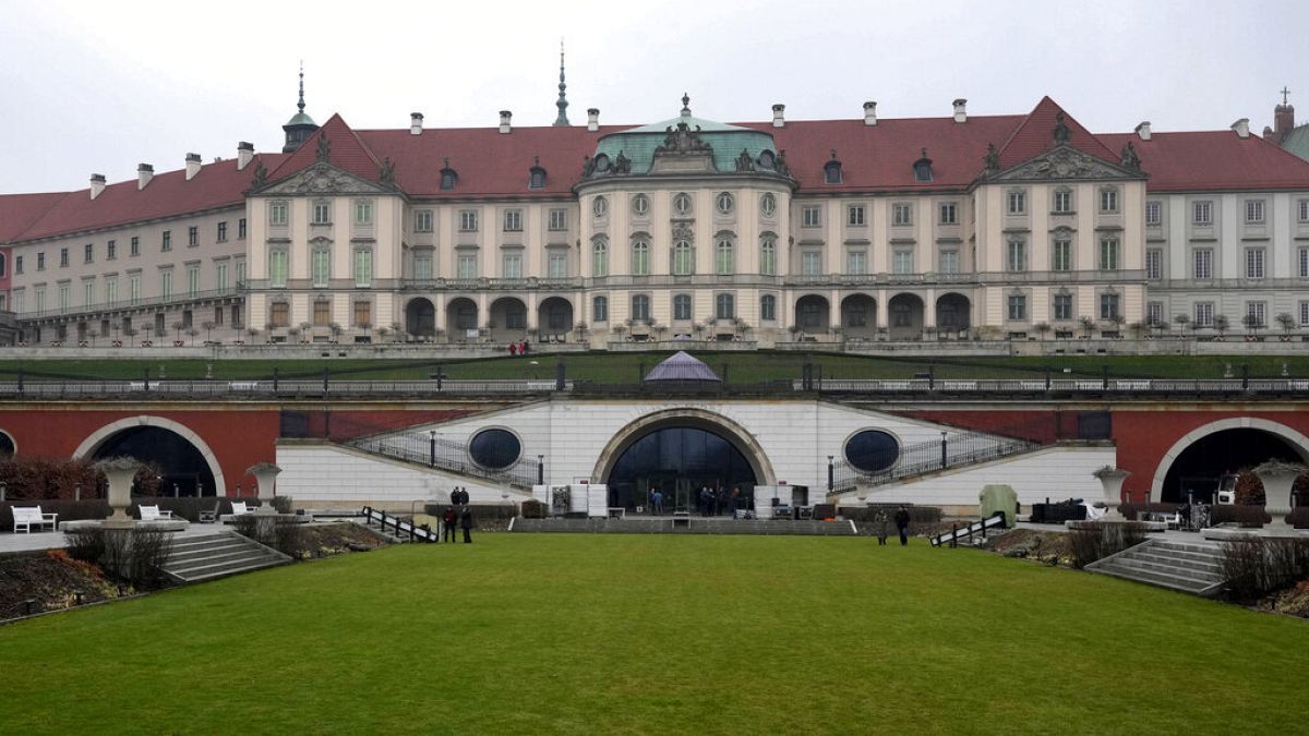 A varsói királyi kastély előtti emelvényt építik Joe Biden beszédéhez 