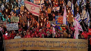 يحتشد المتظاهرون في تل أبيب للاحتجاج على تعديلات الحكومة الإسرائيلية المثيرة للجدل للنظام القضائي، 18 فبراير 2023